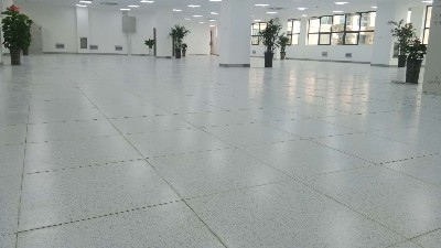 直鋪陶瓷防靜電地板怎么施工，和架空防靜電地板有什么區(qū)別